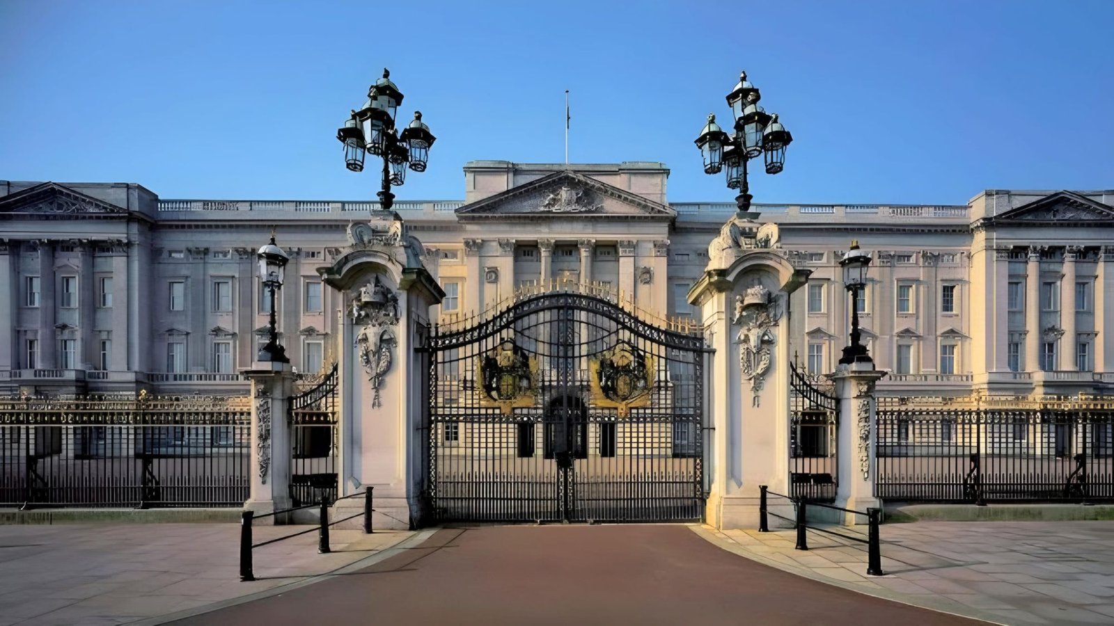 Car Crashes Into Buckingham Palace